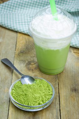 Ev yapımı yeşil çay frappe plastik kap içinde