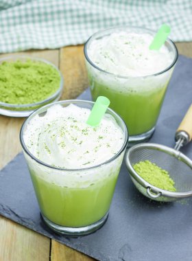Ev yapımı yeşil çay frappe cam, portre