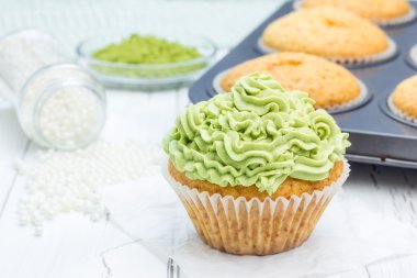 Ricotta peyniri ve matcha buzlanma ile sağlıklı kek