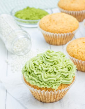 Ricotta peyniri ve matcha buzlanma ile sağlıklı kek