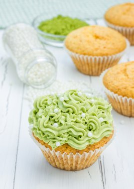 Ricotta peyniri ve matcha buzlanma ile sağlıklı kek