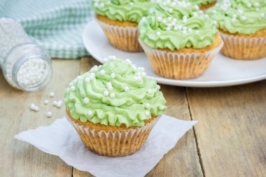 Ricotta peyniri ve matcha buzlanma ile sağlıklı kek