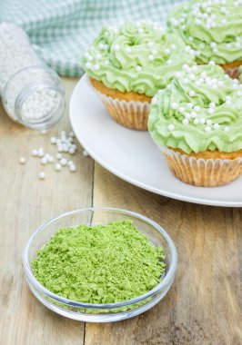 Ricotta peyniri ve matcha buzlanma ile sağlıklı kek