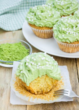 Ricotta peyniri ve matcha buzlanma ile sağlıklı kek