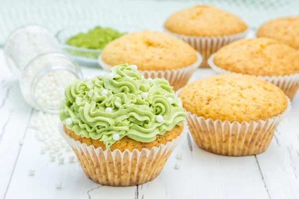 Ricotta peyniri ve matcha buzlanma ile sağlıklı kek