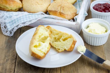 Ev yapımı gevrek tereyağlı popovers