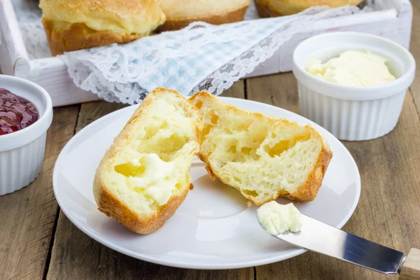 Ev yapımı gevrek tereyağlı popovers