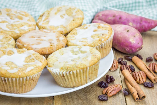 Zitrusglasierte Süßkartoffelmuffins mit Pekannüssen und Rosinen — Stockfoto