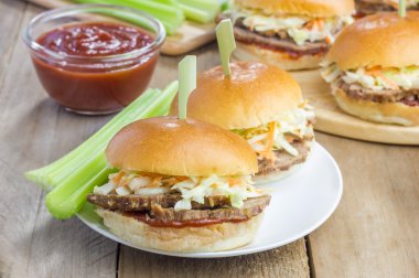 Sürgü Dana döş, Barbekü sos ve salata ile