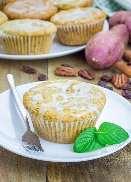 Zitrusglasierte Süßkartoffelmuffins mit Pekannüssen und Rosinen — Stockfoto