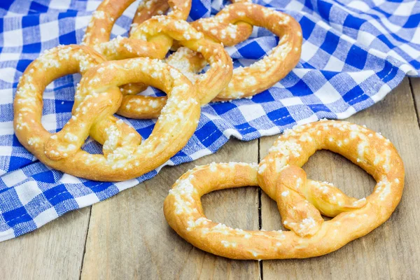 Fresco cozido caseiro macio pretzels polvilhando com sal grosso — Fotografia de Stock