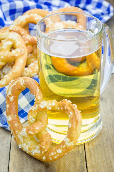 Pretzels suaves caseros recién horneados rociados con sal gruesa —  Fotos de Stock