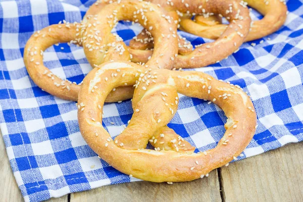 Nybakade hembakade mjuka pretzels bevattnas med Sesam — Stockfoto