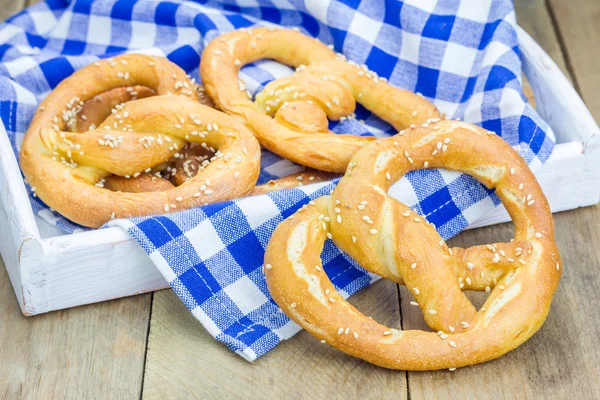 Pretzels suaves caseros recién horneados rociados con sésamo —  Fotos de Stock