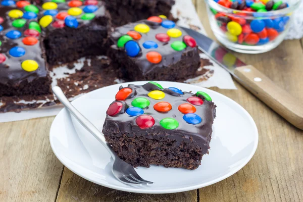 Bolinhos caseiros com ganache de chocolate e doces coloridos — Fotografia de Stock