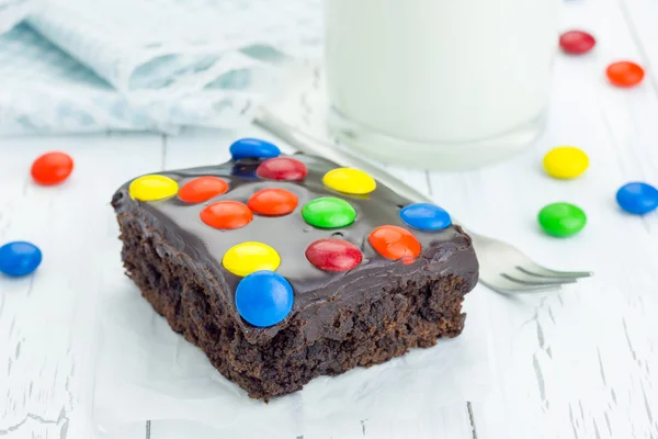 Bolinhos caseiros com ganache de chocolate e doces coloridos — Fotografia de Stock