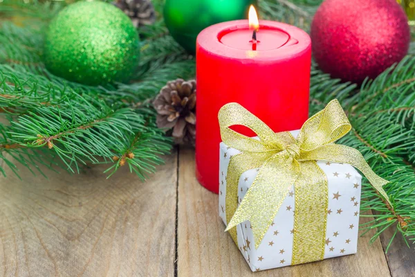 Composição de Natal com caixa de presente e vela, close-up — Fotografia de Stock