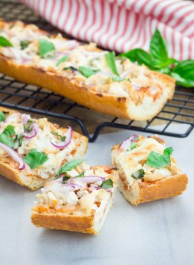 Barbekü tavuk pizza baget, seçici odak