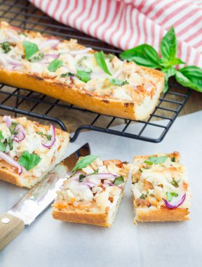 Barbekü tavuk pizza baget, seçici odak