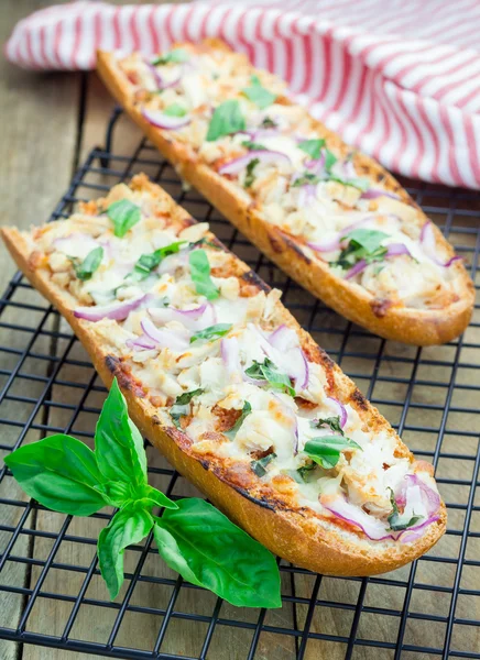 Barbekü tavuk pizza baget, seçici odak