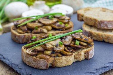 Balsamik mantar ve yeşil soğan bruschetta