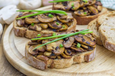 Balsamik mantar ve yeşil soğan bruschetta