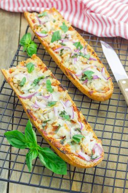 Barbekü tavuk pizza baget, seçici odak