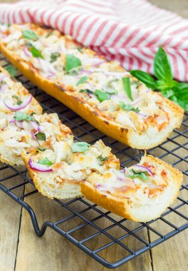 Barbekü tavuk pizza baget, seçici odak