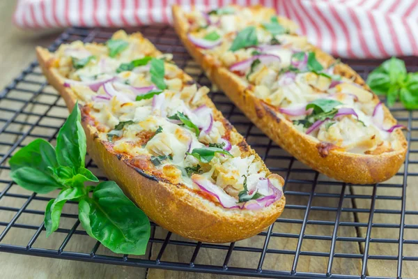 Barbekü tavuk pizza baget, seçici odak