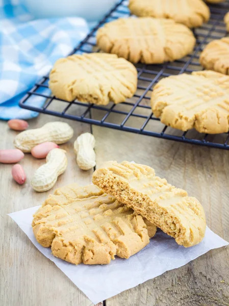 Frissen sült házi mogyoróvaj cookie-kat a hűtő állvány — Stock Fotó