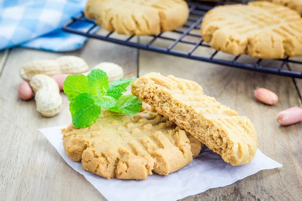 Frissen sült házi mogyoróvaj cookie-kat a hűtő állvány — Stock Fotó