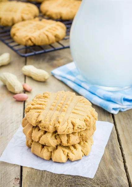 Свежеиспечённое домашнее арахисовое печенье на холодильной полке — стоковое фото