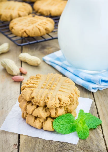 Свежеиспечённое домашнее арахисовое печенье на холодильной полке — стоковое фото