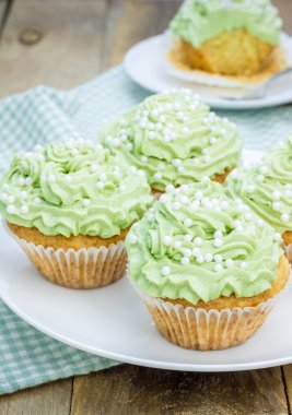 Ricotta peyniri ve matcha buzlanma ile sağlıklı kek