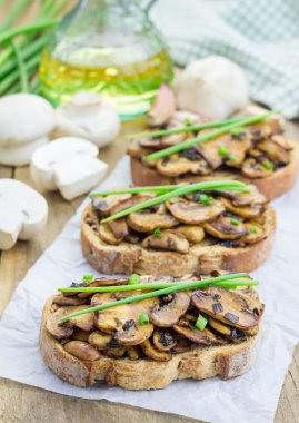 Balsamik mantar ve yeşil soğan bruschetta