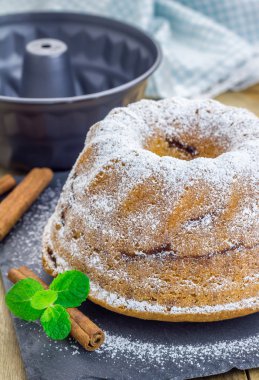 Tarçın ile ev yapımı daire kahve kek fırından yeni çıkmış, pudra şekeri