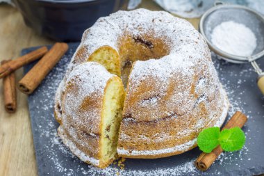 Taze kahve pasta dilimlenmiş tarçın ile ev yapımı daire