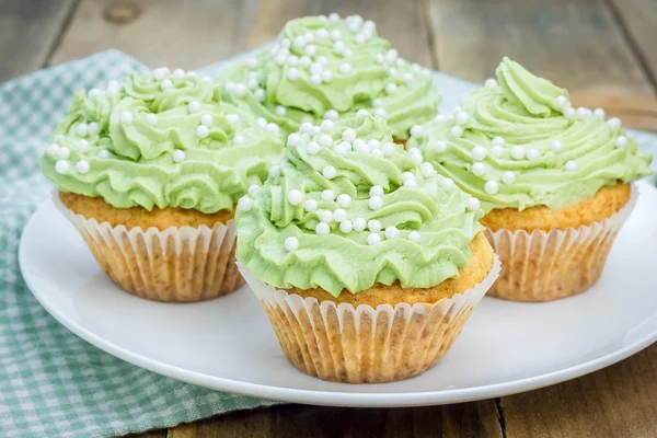 Gesunde Muffins mit Quark und Matcha-Zuckerguss — Stockfoto