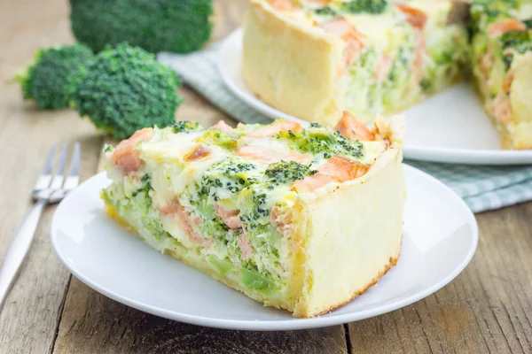 Quiche con salmón, queso y brócoli — Foto de Stock