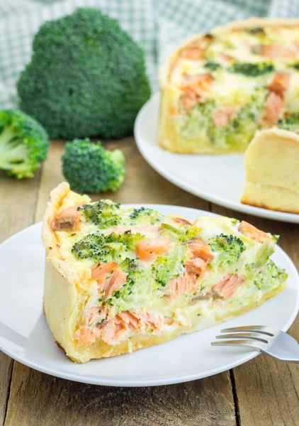 Paj med lax, ost och broccoli — Stockfoto
