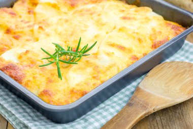 Yemek pişirme içinde patates graten