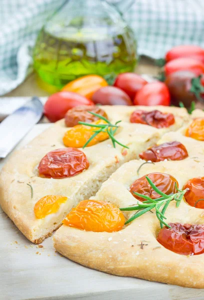 Focaccia met cherry tomaten en rozemarijn — Stockfoto