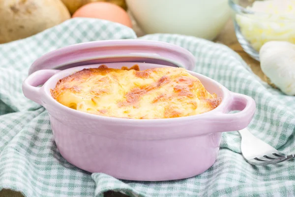 Burgonya gratin kerámia mini cocotte-ban — Stock Fotó