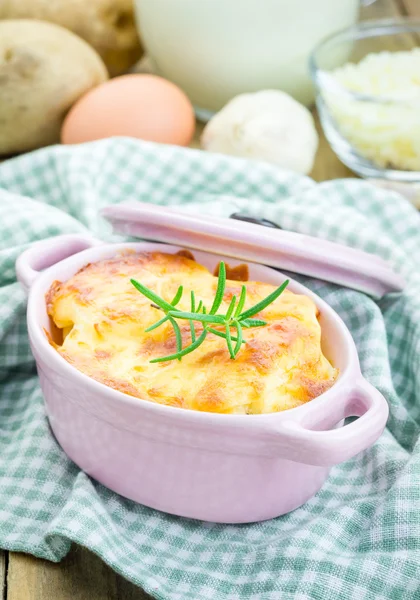 Potato gratin in ceramic mini cocotte — Stock Photo, Image