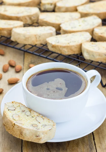 Traditionelle italienische hausgemachte Kekse mit Mandeln und Tasse Kaffee — Stockfoto