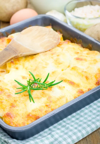 Gratin de pommes de terre dans un plat de cuisson — Photo