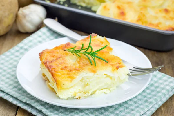 Gratinado de batata em uma chapa branca — Fotografia de Stock