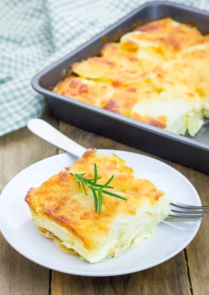 Gratin de pommes de terre sur une assiette blanche — Photo