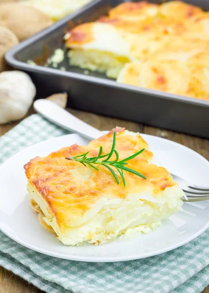 Gratin di patate su un piatto bianco — Foto Stock