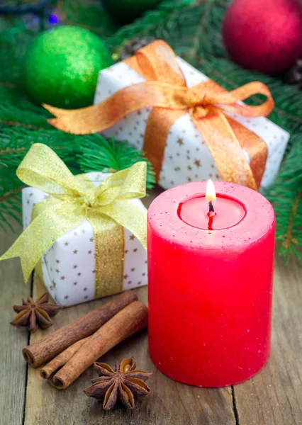 Weihnachtskomposition mit Geschenkbox, Gewürzen und Kerze, Nahaufnahme — Stockfoto